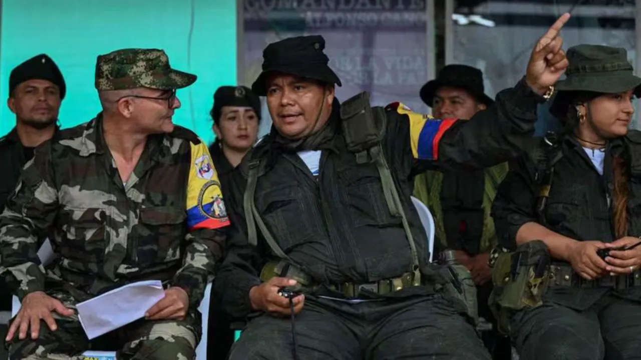 Iván Mordisco (izquierda) y Calarcá (centro)